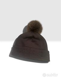 Cuffia il Lana 100% Fendi con pon pon in pelliccia