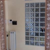 Specchio con cornice lavorata