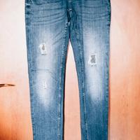 Jeans strappati dritti. 