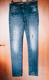 Jeans strappati dritti. 