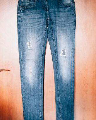 Jeans strappati dritti. 