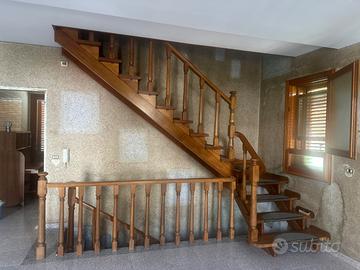 Scala in legno massello – Eleganza naturale e qual