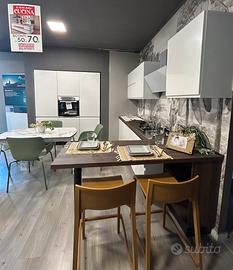 Cucina con Piano Snack di Mobilturi