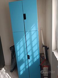 Armadio con ripiani e appendiabiti 