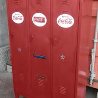 VECCHIO ARMADIETTO METALLICO rosso  VINTAGE