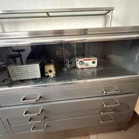 Banco in acciaio con cassetti