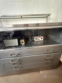 Banco in acciaio con cassetti