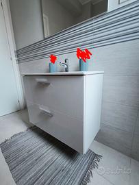 Lavabo sospeso con mobile e rubinetto