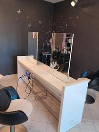 Tavolo con specchi per parrucchiere