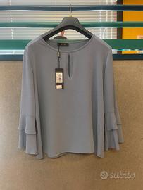 Blusa elegante Elena azzurro polvere con balze