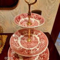 Alzata a tre piatti di Finissima Porcellana.