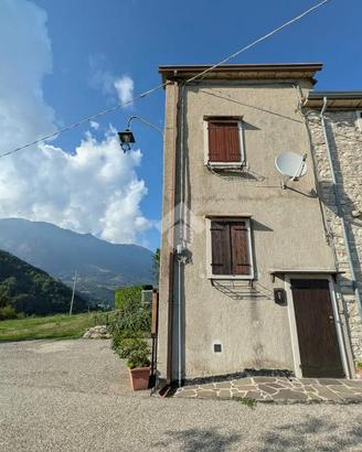 CASA SEMINDIPENDENTE A FERRARA DI MONTE BALDO