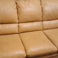 Divano beige in vera pelle