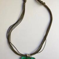 Collana con ciondolo in vetro