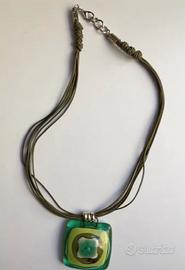 Collana con ciondolo in vetro