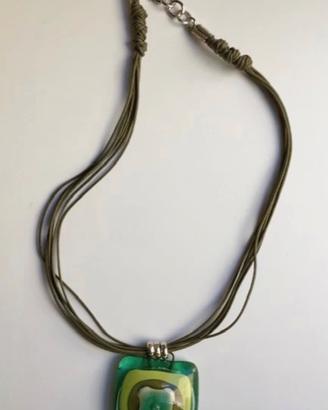 Collana con ciondolo in vetro