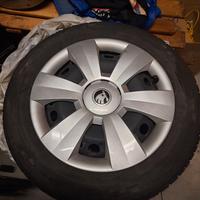 cerchi con copricerchi Skoda e gomme invernali