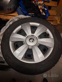 cerchi con copricerchi Skoda e gomme invernali
