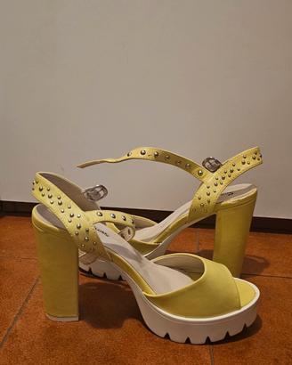 Sandali gialli con borchie tacco alto T39