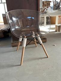 Set di 4 sedie trasparenti fumé, gambe legno