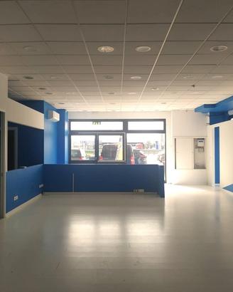 Negozio vetrinato con magazzino