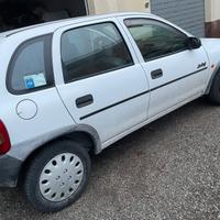 Opel corsa  bianca 5 porte 1200 a benzina