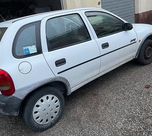 Opel corsa  bianca 5 porte 1200 a benzina