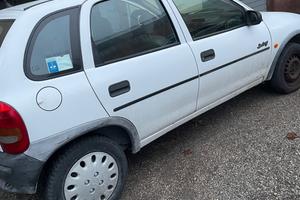 Opel corsa  bianca 5 porte 1200 a benzina