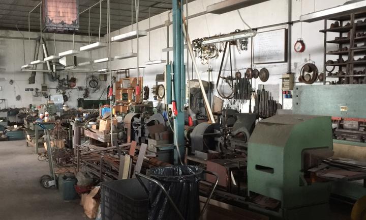 Fabbrica compreso immobile e macchine utensili