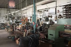 Fabbrica compreso immobile e macchine utensili