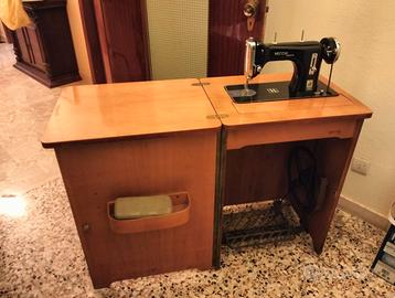 Macchina da cucire d'epoca Necchi Esperia con mobi