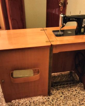 Macchina da cucire d'epoca Necchi Esperia con mobi