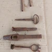 vecchi attrezzi da lavoro in ferro battuto 