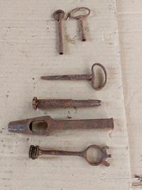 vecchi attrezzi da lavoro in ferro battuto 