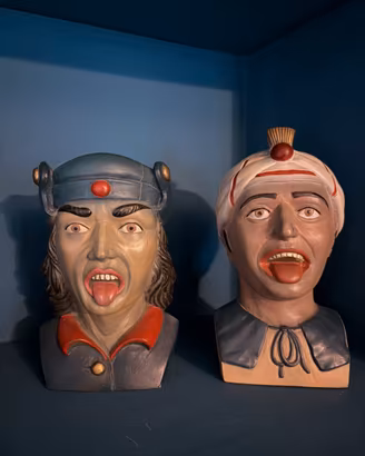Gaper -sculture pubblicitarie storiche farmacia