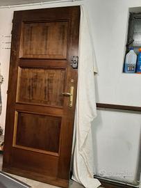 Porta in legno noce