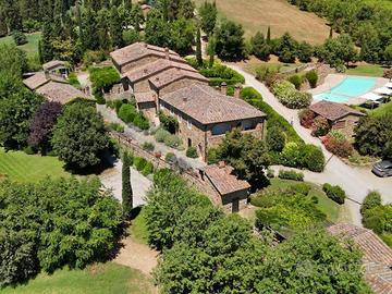 Rustico / Casale di 1255 m² con box auto a Sinalun