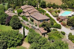 Rustico / Casale di 1255 m² con box auto a Sinalun