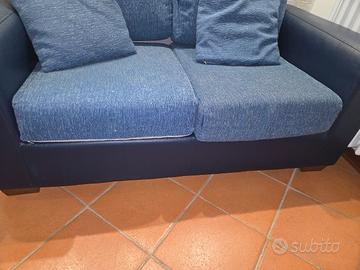 Divano 2 posti blu usato