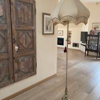Lampada da terra antica con paralume originale.