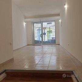 Locale commerciale in Piazza Prefettura