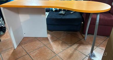 Scrivania Ikea arancione e bianca