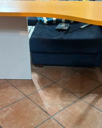 Scrivania Ikea arancione e bianca