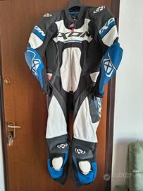 tuta moto, scarpe, 2 caschi.