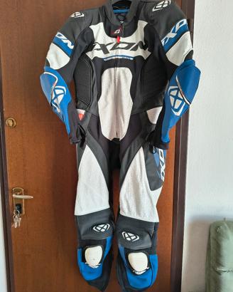 tuta moto, scarpe, 2 caschi.