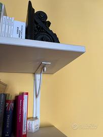 Mensole pitturate bianco stile romantico