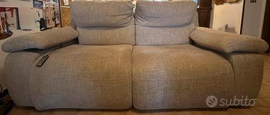 Divano tre posti con poggiapiedi elettrico