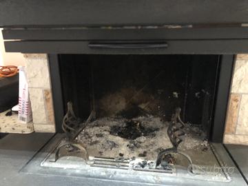 Camino in ghisa con rivestimento