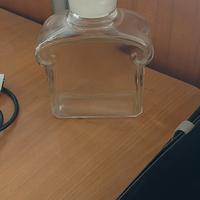 flacone di profumo vuoto