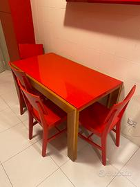 Tavolo e sedie da cucina